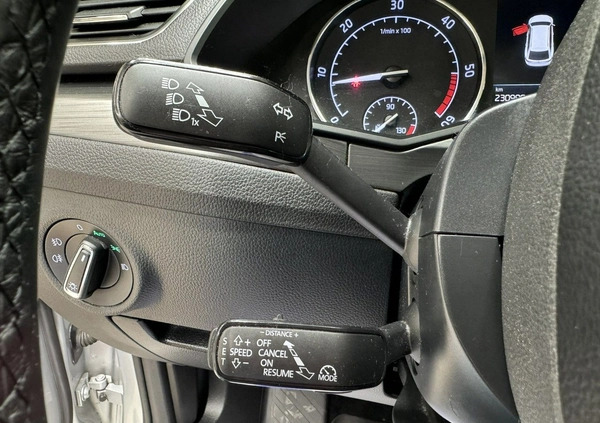 Skoda Superb cena 59900 przebieg: 230000, rok produkcji 2019 z Gliwice małe 742